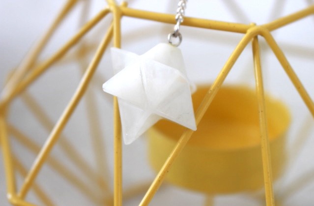 pendule merkaba quartz laiteux